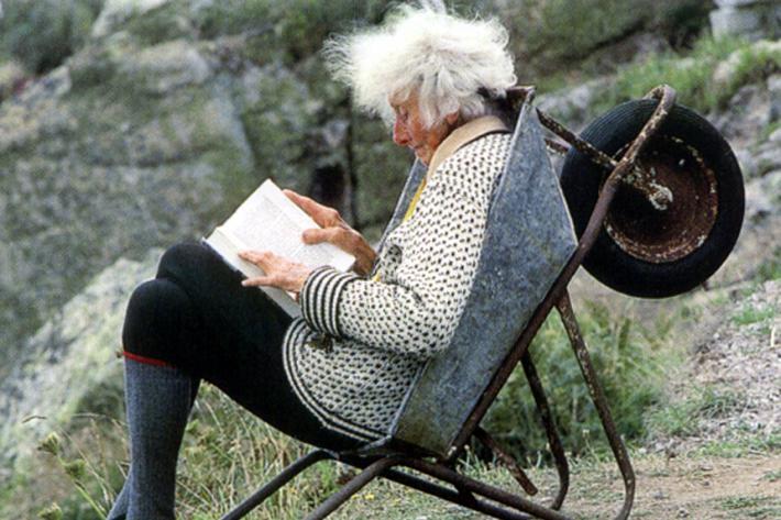 Rowena Cade sitting in a wheelbarrow © Cory Wolinsky