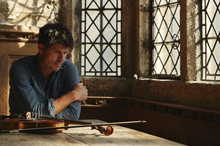 Portrait Seth Lakeman with fiddle